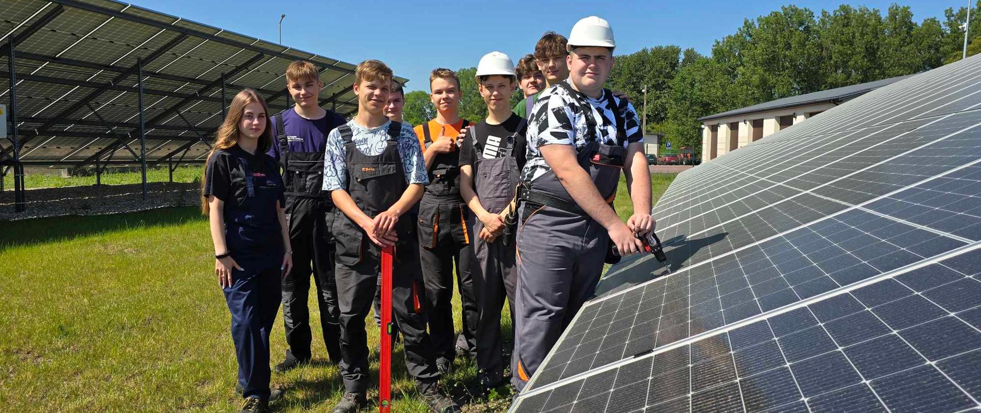 Uczniowie przy farmie fotowoltaicznej