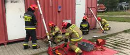Strażacy wykonują stabilizację konstrukcji podporami hydraulicznymi