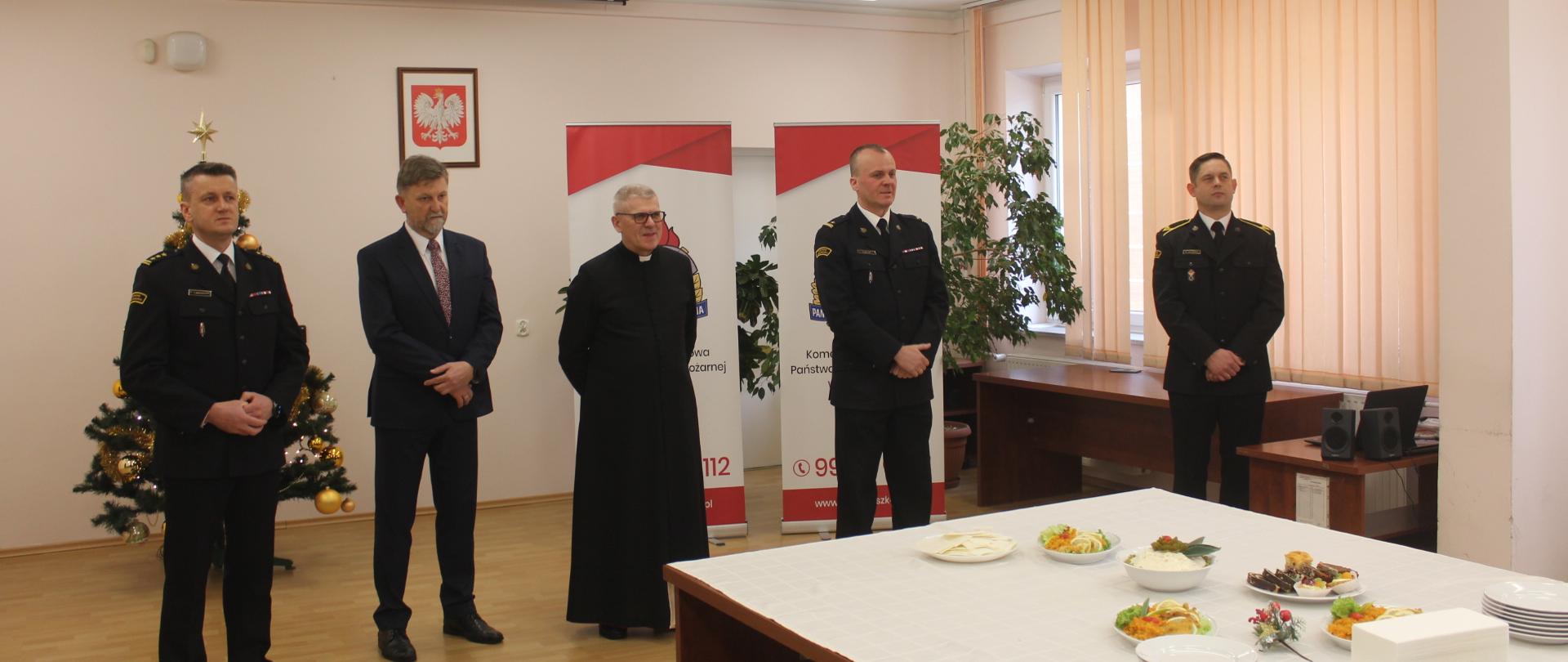 Rozpoczęcie spotkania opłatkowego przez komendanta, zastępcę komendanta, księdza kapelana i prezesa powiatowego ZOSP RP.