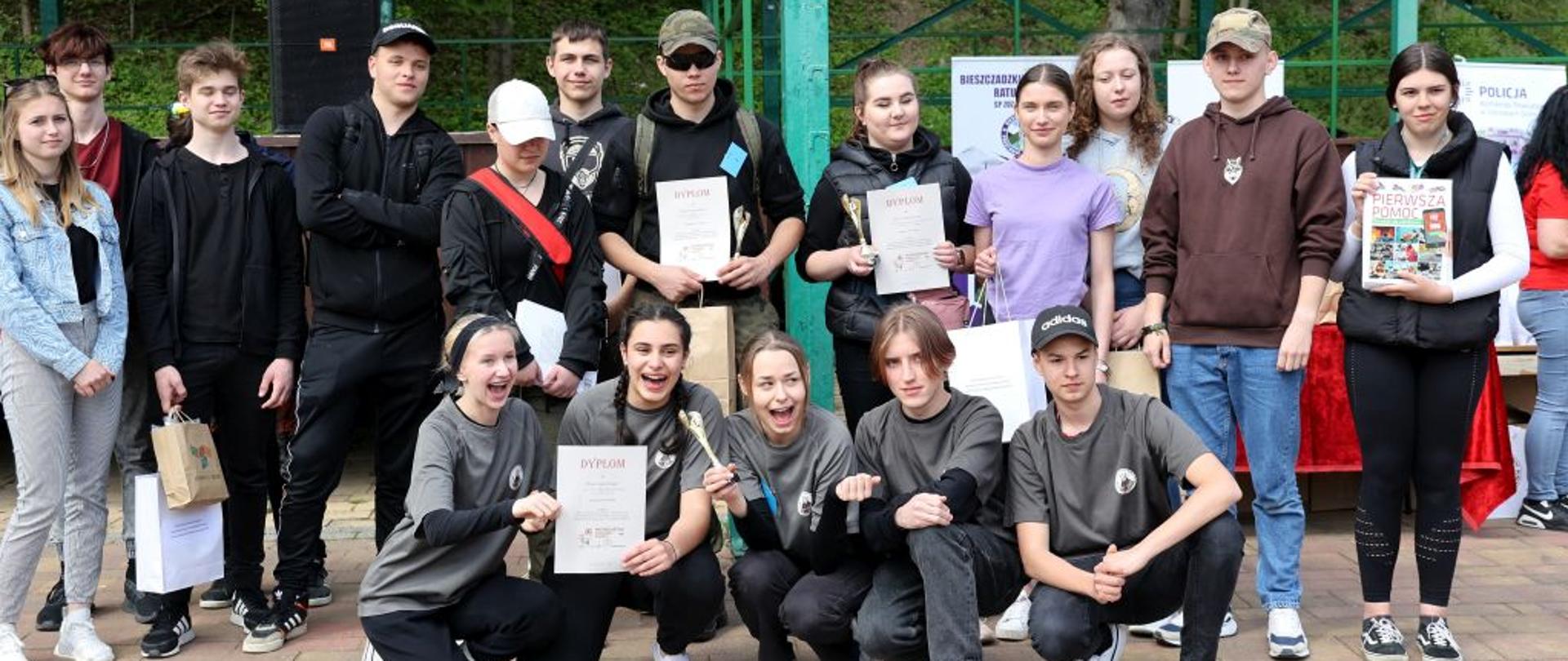 Na zdjęciu znajdują się drużyny ze szkół średnich z powiatu Sanockiego Brzozowskiego i Bieszczadzkiego. W sumie jest 17 uczniów. 