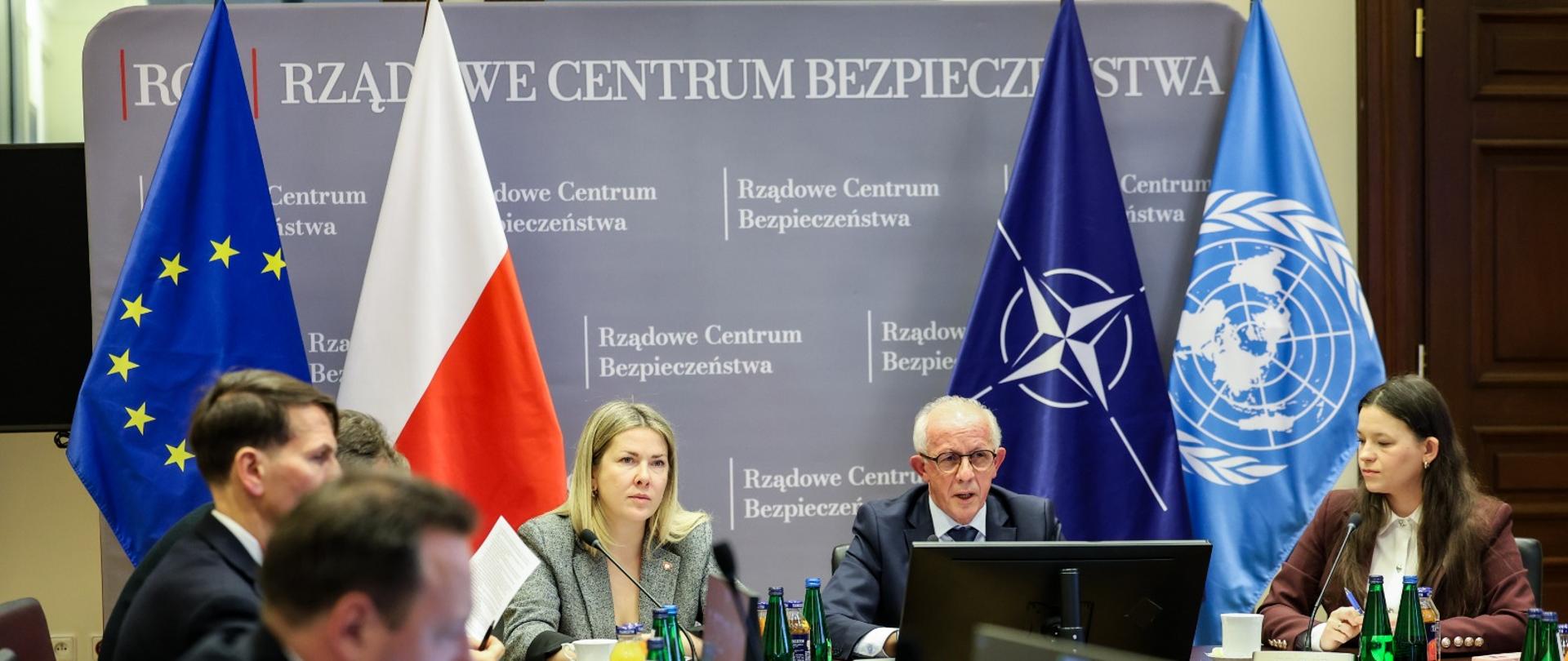 Zdjęcie przedstawia wiceminister spraw wewnętrznych i administracji Magdalenę Roguską oraz wiceministra spraw wewnętrznych i administracji Wiesława Leśniakiewicza podczas spotkania w Rządowym Centrum Bezpieczeństwa