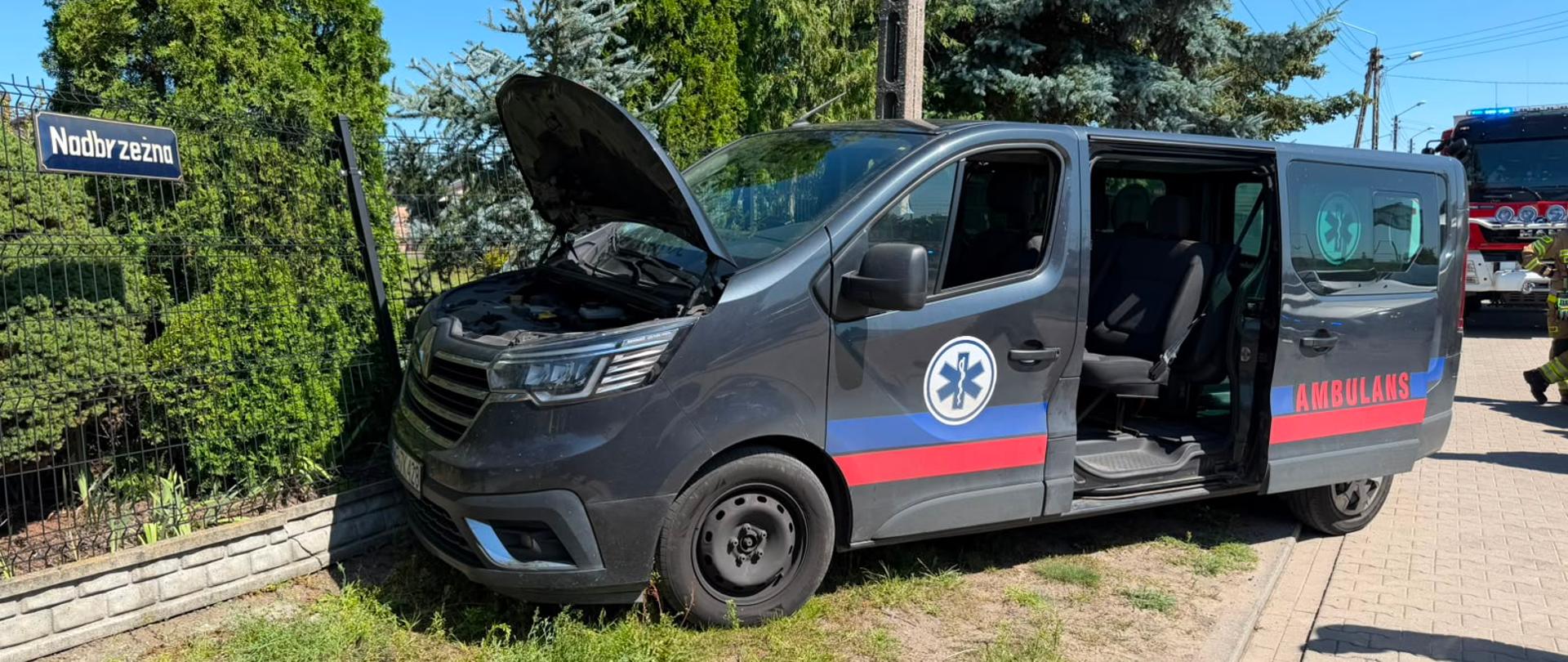 Ciemny samochód przy uszkodzonym ogrodzeniu