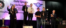 Gala Sportu Samochodowego: na podium zwycięzcy, obok nich wicewojewoda Mateusz Szauer.