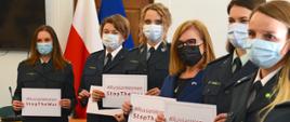 Sześć kobiet trzymających w rękach kartkę z napisem #RosyjskieKobiety Zatrzymajcie Wojnę 