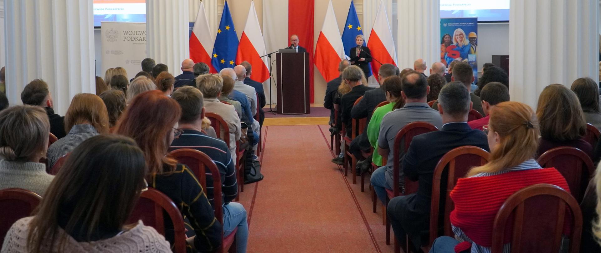 Zdjęcie przedstawia uczestników konferencji w urzędzie wojewódzkim 