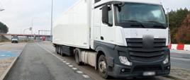 Ciągnik siodłowy z naczepą-chłodnią zatrzymany do kontroli na wielkopolskim odcinku autostrady A2 przez patrol Inspekcji Transportu Drogowego.