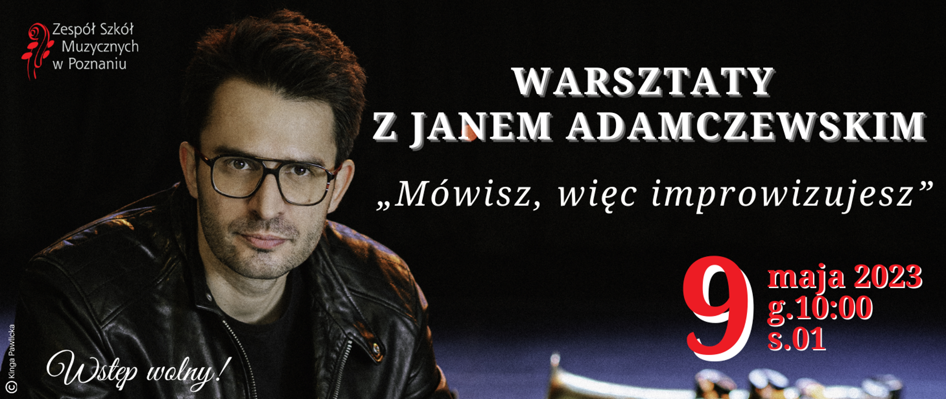 Baner ze zdjęciem Jana Adamczewskiego i logo ZSM. Tekst: Warsztaty z Janem Adamczewskim "Mówisz, więc improwizujesz", 9 maja 2023 roku, godz. 10:00, sala 01. Wstęp wolny, Projekt: Kinga Pawlicka