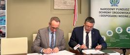 Na zdjęciach podpisujący umowę o dofinansowanie gen. broni prof. dr hab. n. med. Grzegorz Gielerak, dyrektor Wojskowego Instytutu Medycznego - Państwowego Instytutu Badawczego oraz Artur Michalski, wiceprezes zarządu Narodowego Funduszu Ochrony Środowiska i Gospodarki Wodnej