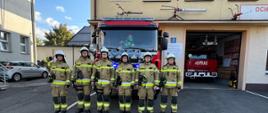 Na zdjęciu strażacy oraz samochody pożarnicze na tle komendy podczas uroczystej zbiórki
