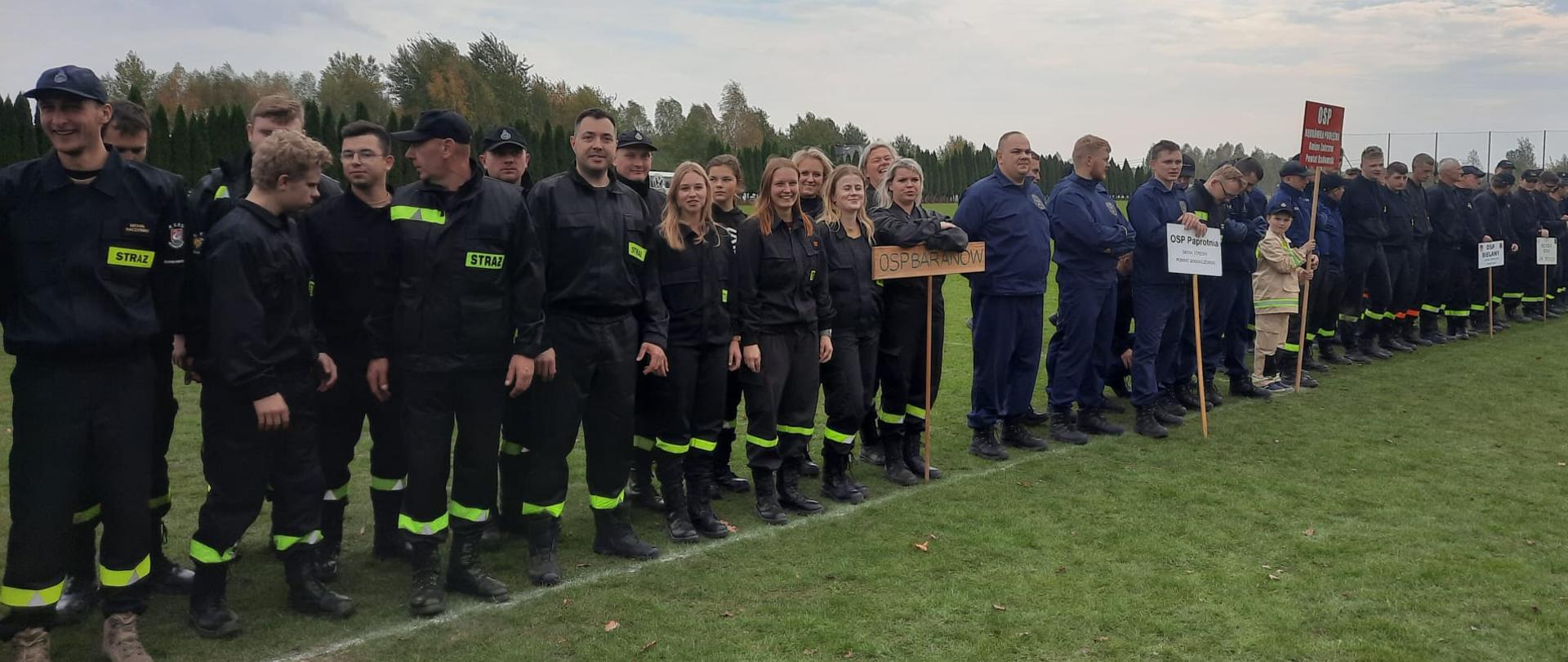 Drużyny OSP stojące w jednej lini w trakcie eliminacji strefowych VII Wojewódzkich Zawodów Sportowo - Pożarniczych OSP - Wieniawa. W śród nich drużyny z OSP Baranów.