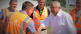 Minister infrastruktury Andrzej Adamczyk i pracownicy GDDKiA podczas otwarcia drogi ekspresowej S61 na odcinku Ełk Południe – Wysokie
