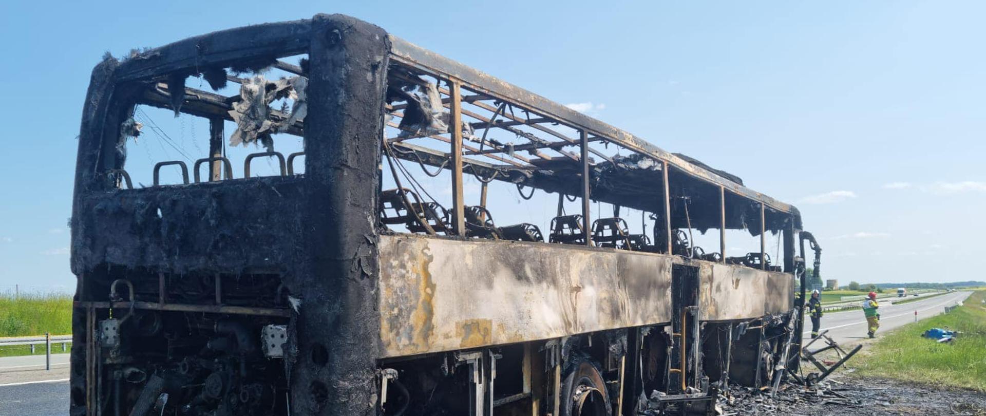 Na zdjęciu znajduje się wrak autokaru