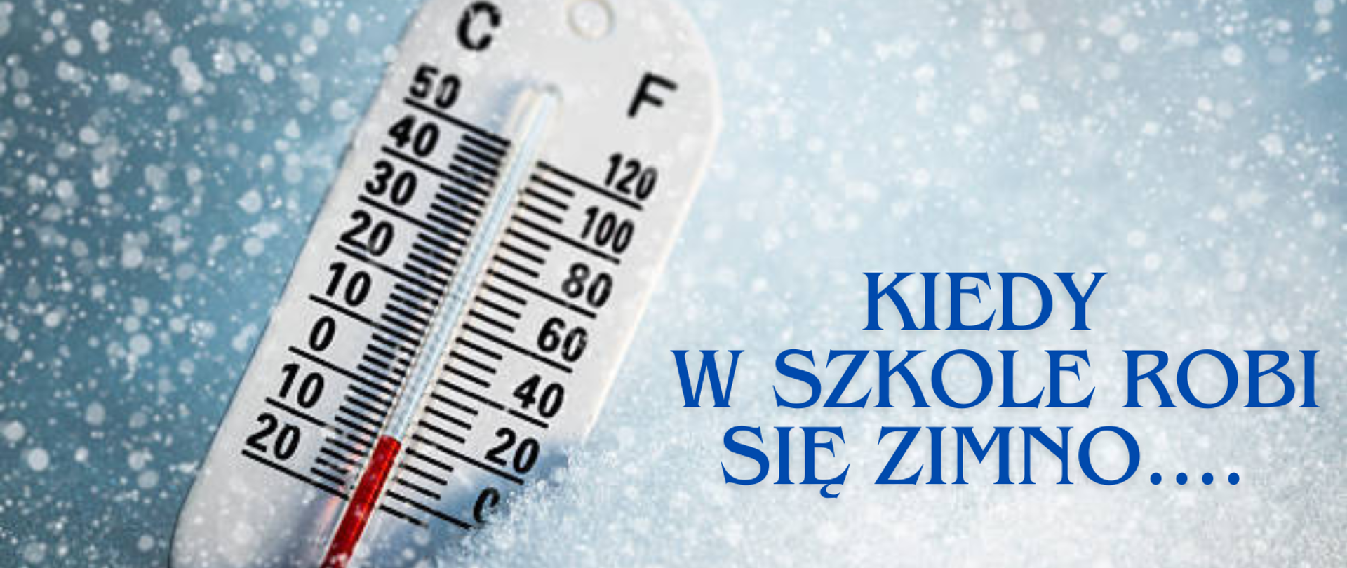 z lewej strony obrazka znajduje się biały termometr z czerwonym słupkiem, a z prawej strony obrazka niebieski napis: ”Kiedy w szkole robi się zimno …”. Tło obrazka jest biało – niebieskie z płatkami śniegu.