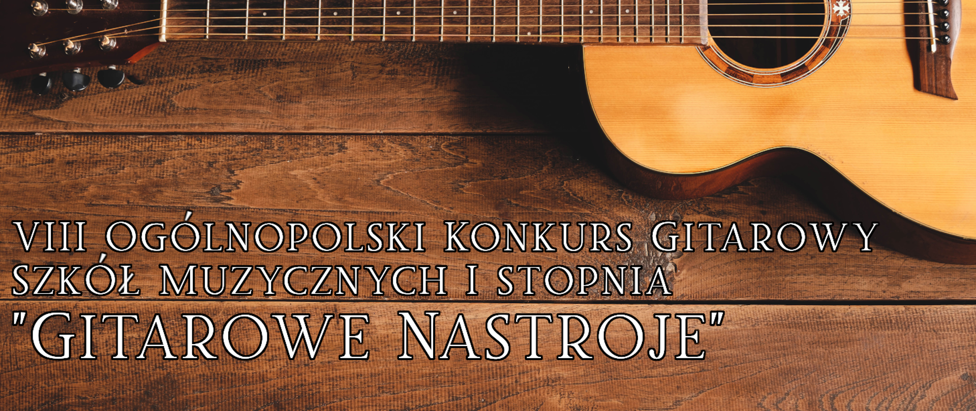 Baner VIII Ogólnopolskiego Konkursu Gitarowego Szkół Muzycznych I stopnia "Gitarowe NasTroje". Biały napis z nazwą konkursu na tle drewnianych desek i gitary.