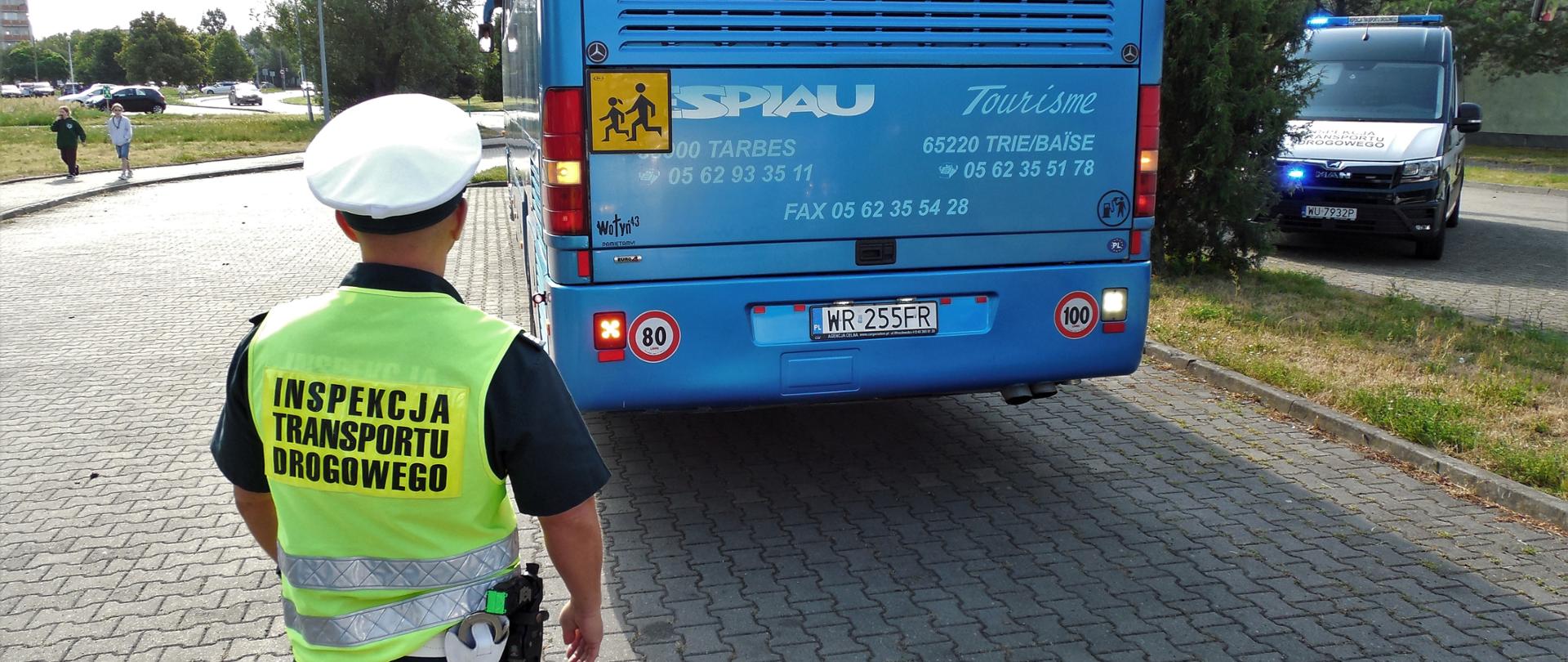 Nad bezpieczeństwem dzieci i młodzieży wyjeżdżającej na letnie kolonie i obozy czuwają funkcjonariusze Inspekcji Transportu Drogowego i wszystkie służby wojewódzkie. Trwają kontrole autokarów w ramach ogólnopolskiej akcji „Bezpieczny Autokar – wakacje 2026”.