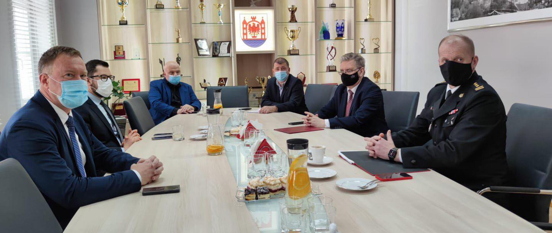 Zachodniopomorski Komendant Wojewódzki Państwowej Straży Pożarnej w dniu 9 kwietnia br. wizytował powiat drawski wraz z wicewojewodą zachodniopomorskim Markiem Subocz, Posłem na Sejm Rzeczypospolitej Polskiej Czesławem Hocem oraz samorządowcami z terenu powiatu drawskiego.
