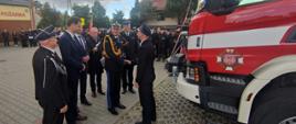 Na zdjęciu widzimy Pomorskiego Komendanta Wojewódzkiego PSP podczas składania gratulacji strażakowi z OSP Lublewo Gdańskie