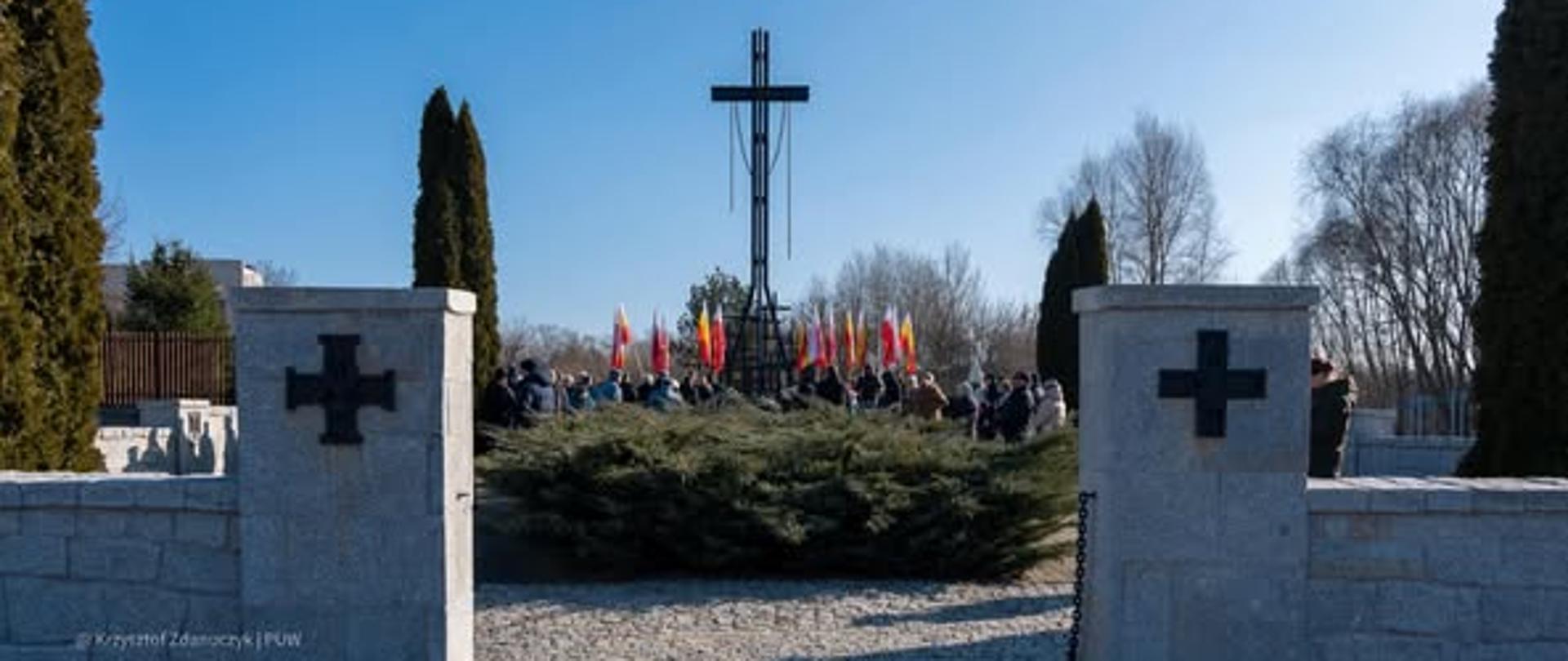 Wojewoda, przedstawiciele służb i Sybiracy zgromadzeni pod Pomnikiem – Grobem Nieznanego Sybiraka przed kościołem pw. Ducha Świętego w Białymstoku.