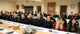 na zdjęciu funkcjonariusze KM PSP w Tarnowie wraz z zaproszonymi gośćmi w trakcie spotkania opłatkowego