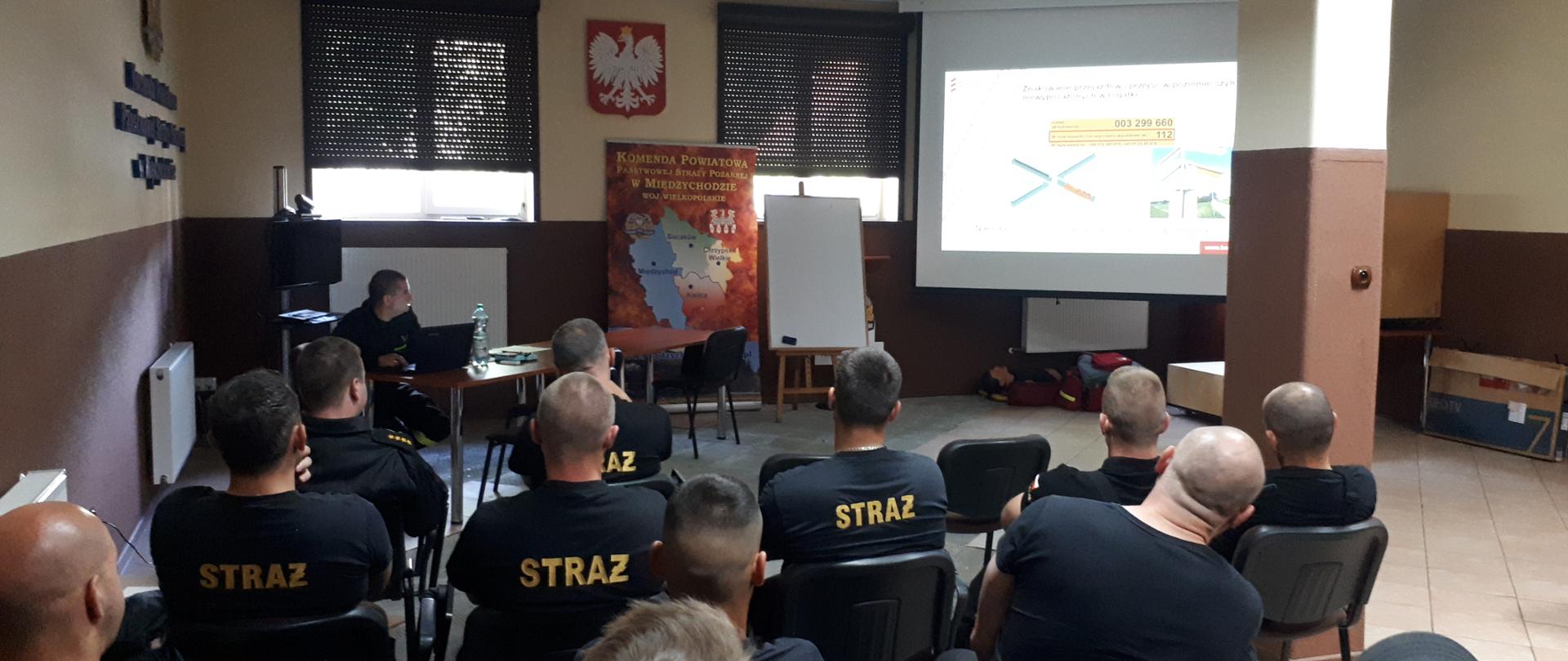 Na zdjęciu widzimy funkcjonariuszy PSP Międzychód podczas szkolenia. Szkolenie odbyło się w sali konferencyjnej w PSP Międzychód.KP PSP Międzychód