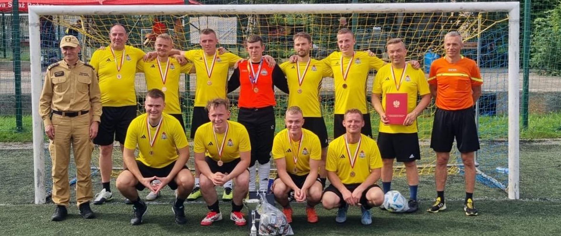 Zdjęcie grupowe kartuskich strażaków po zawodach w piłkę nożną