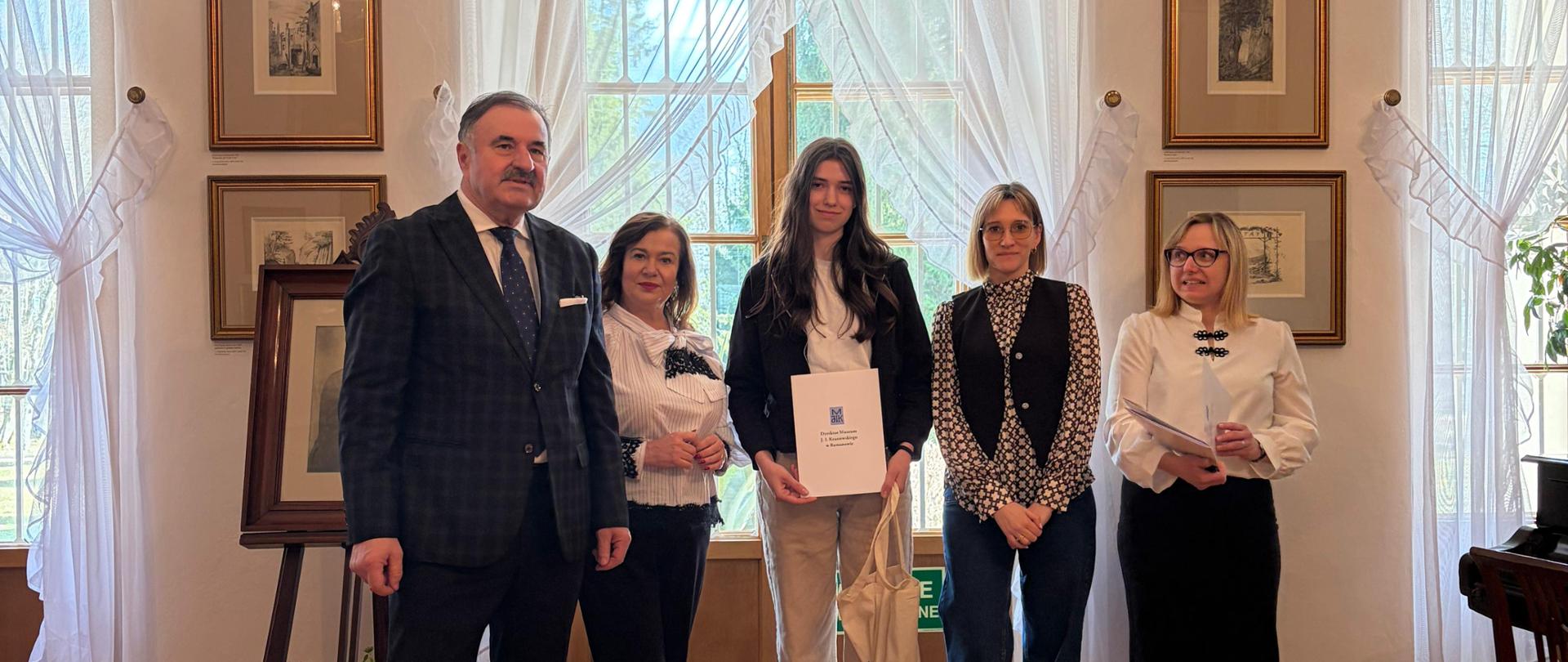 Uczennica ZSCKR z nauczycielką Moniką Kalinką i organizatorami konkursu 