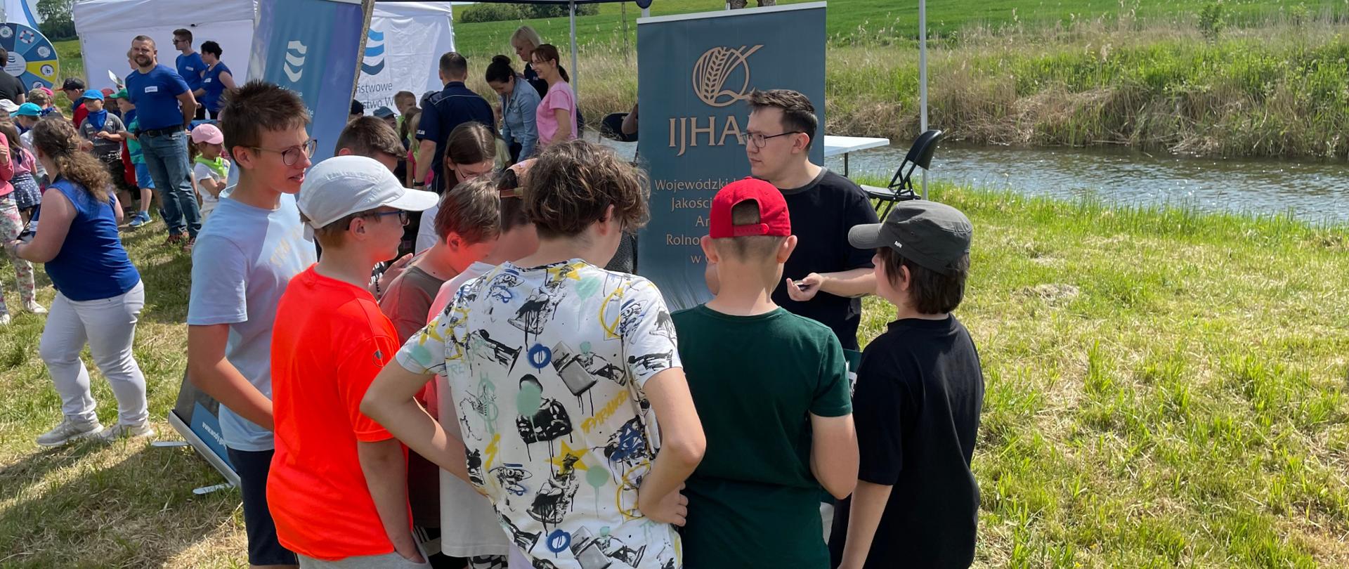 Pracownicy WIJHARS w Olsztynie w trakcie rozmowy z grupą młodzieży