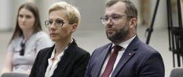 Minister funduszy i polityki regionalnej Grzegorz Puda i Wiceprezes Łódzkiej Specjalnej Strefy Ekonomicznej Agnieszka Sygitowicz siedzą obok siebie na krzesłach