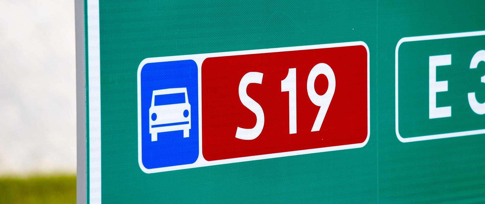 Tablica drogowa z zielonym tłem informująca o numeracji drogi S19