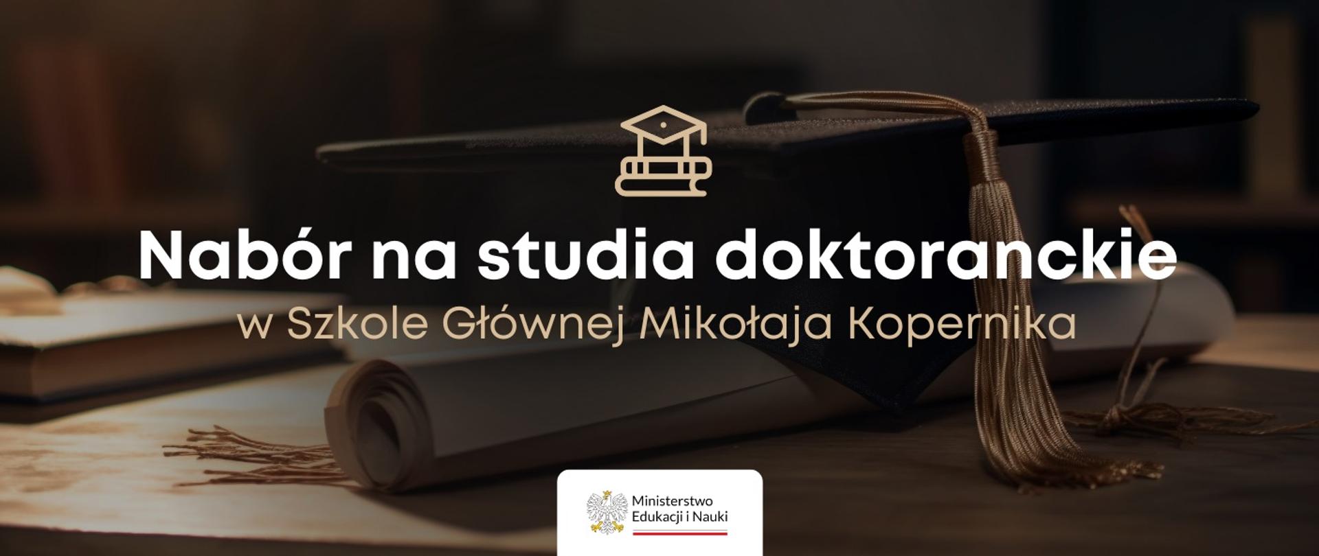 Grafika - zwinięty dyplom, studencka czapka i napis Nabór na studia doktoranckie w Szkole Głównej Mikołaja Kopernika.