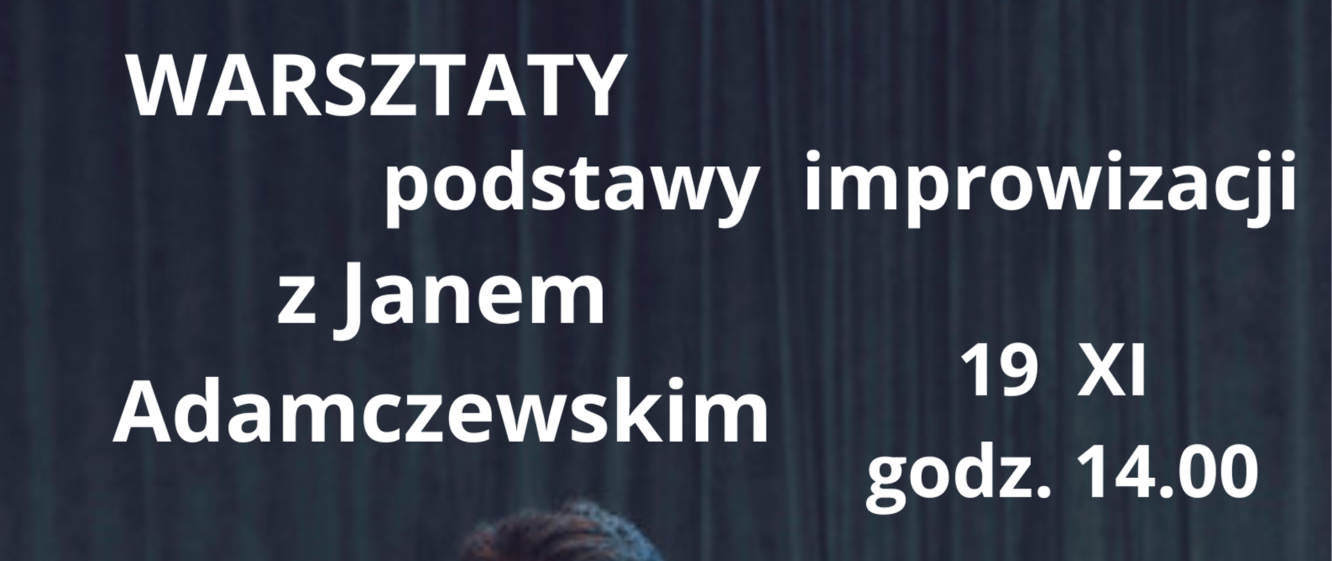 Zdjęcie pana Jana Adamczewskiego. Pan siedzi na podłodze, przed nim rozłożone saksofony. Napis - warsztaty podstawy improwizacji dla sekcji dętej 19.XI godzina 14.00