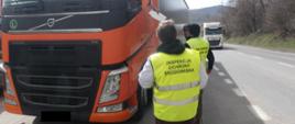 Inspektorzy kontrolują samochód na drodze pod kątem przewożenia odpadów.