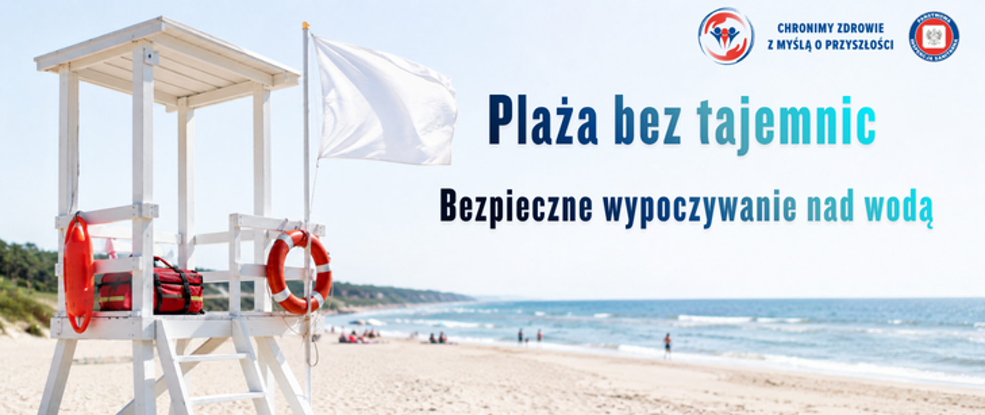 Baner edukacyjny przedstawiający piaszczystą plażę nad morzem w słoneczny dzień. Na pierwszym planie znajduje się biała wieża ratownicza z zawieszoną białą flagą oraz dwoma czerwonymi kołami ratunkowymi. W tle widoczne są fale, plażowicze i linia brzegowa. Po prawej stronie umieszczono napis: „Plaża bez tajemnic. Bezpieczne wypoczywanie nad wodą”. W prawym górnym rogu znajdują się logo Państwowej Inspekcji Sanitarnej wraz z hasłem: „Chronimy zdrowie z myślą o przyszłości”. Grafika promuje zasady bezpiecznego wypoczynku nad wodą.