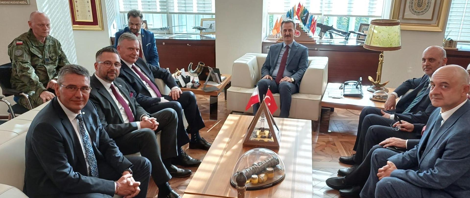 Polsko-tureckie rozmowy o współpracy w zakresie przemysłu zbrojeniowego z udziałem wiceministra Marcina Kulaska. Grupowe zdjęcie uczestników rozmów. 