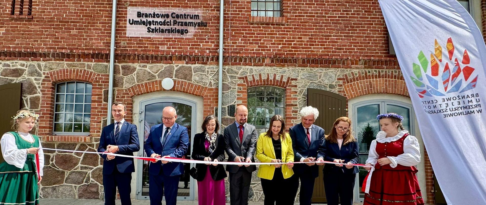 Wicewojewoda Mateusz Szauer na otwarciu Branżowego Centrum Umiejętności przemysłu szklarskiego w Malinowie