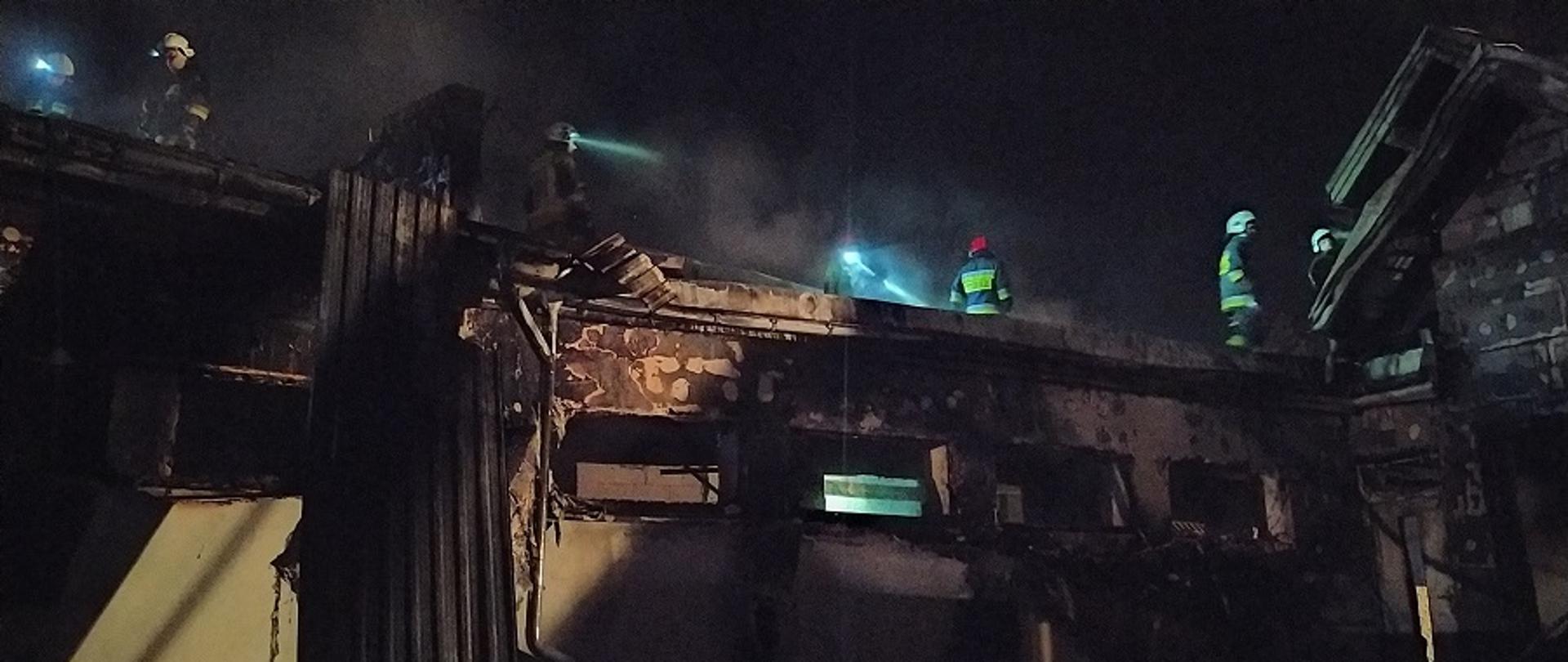 Zdjęcie przedstawia wypalone wnętrze budynku