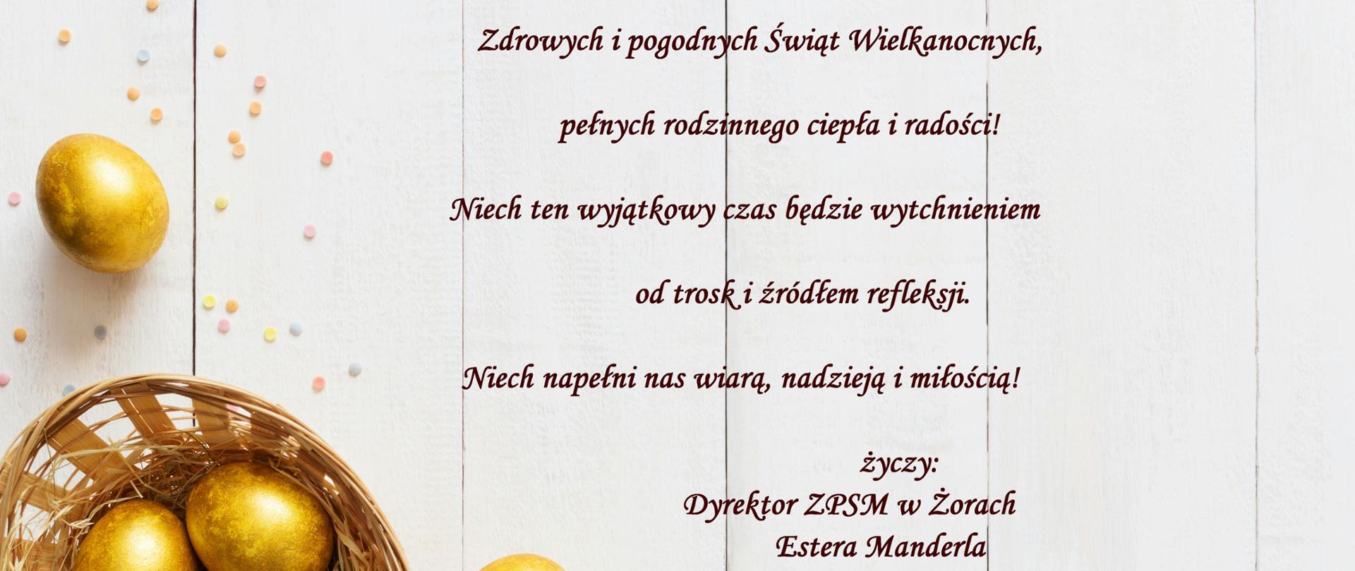 Na szarym tle imitującym pionowe panele sześć złotych jajek, z czego trzy w wiklinowym koszyku. Wokół porozsypowane kolorowe pastylki. Na środku życzenia świąteczne napisane czarną czcionką.