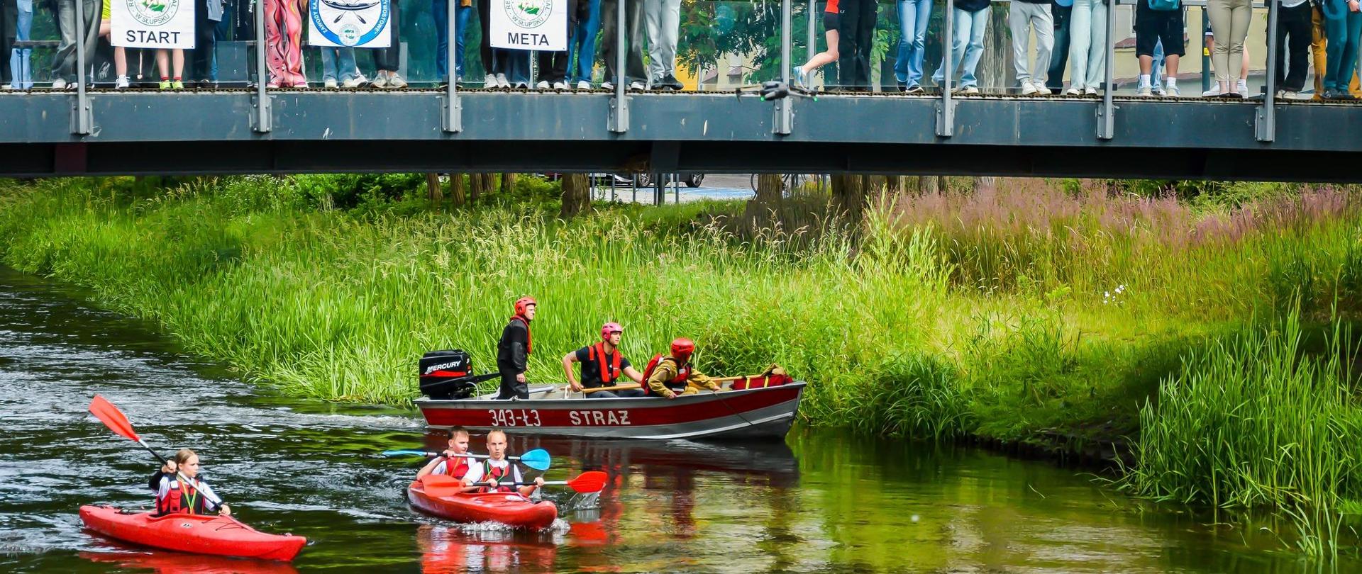 Zdjęcie przedstawia JRG 3 zabezpieczające kajakarzy, 