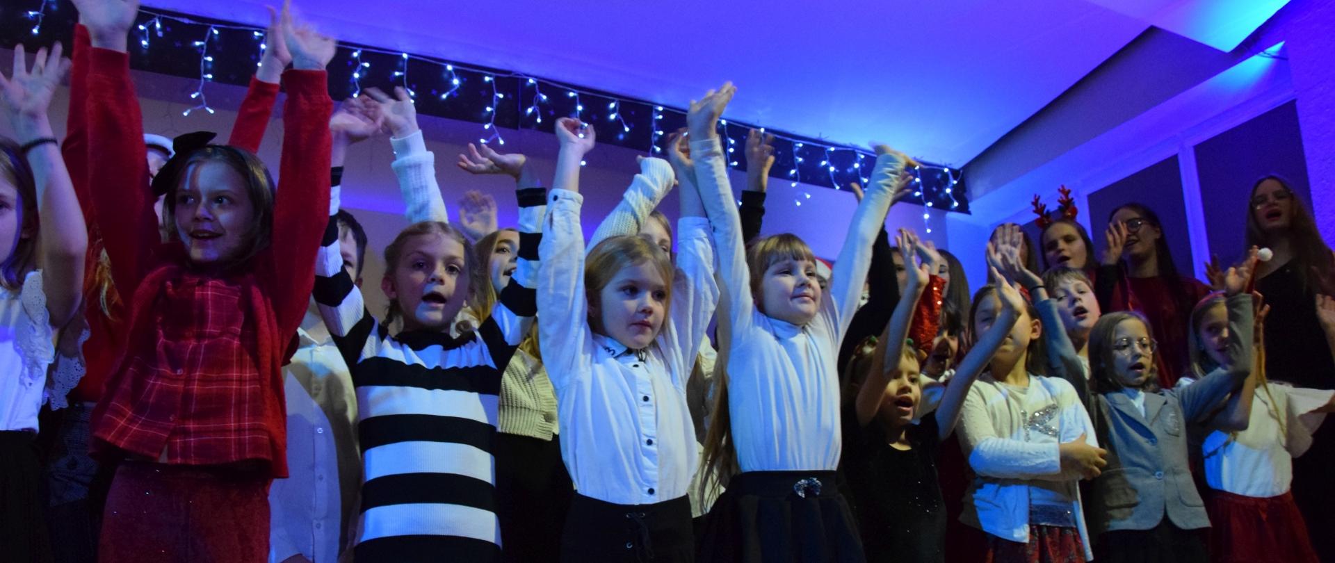 uczniowie podczas koncert świątecznego