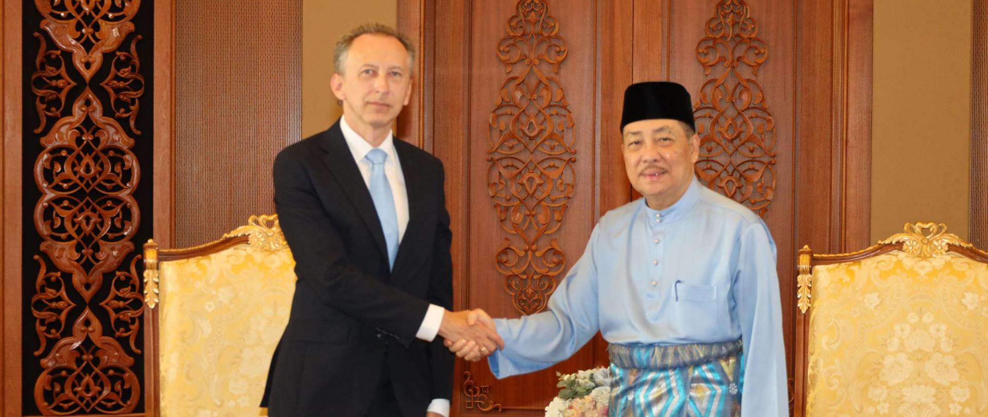Premier stanu Sabah, YAB Datuk Seri Panglima Haji Hajiji Noor i Ambasador Krzysztof Dobrowolski ściskają dłonie