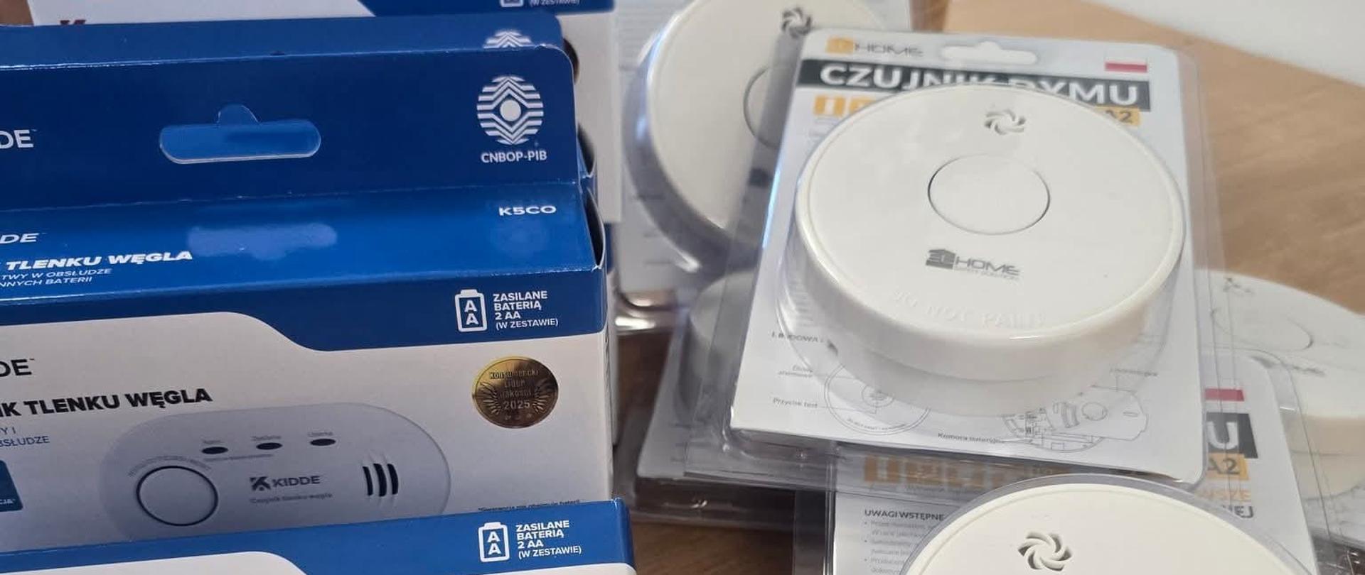 Czujka na straży Twojego Bezpieczeństwa - cykl spotkań w powiecie namysłowskim. Zdjęcie czujek dymu i tlenku węgla.