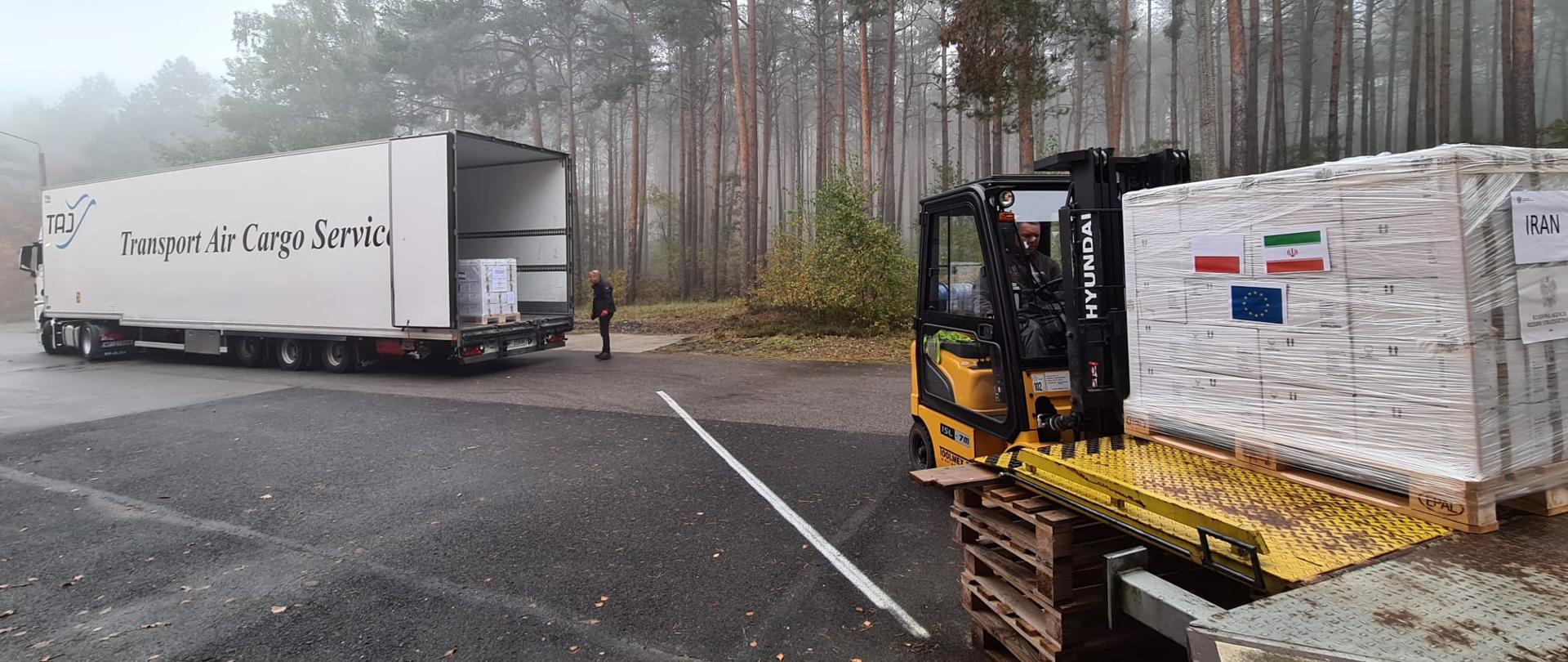 Szczepionki COVID-19 przygotowane do wysyłki do Iranu