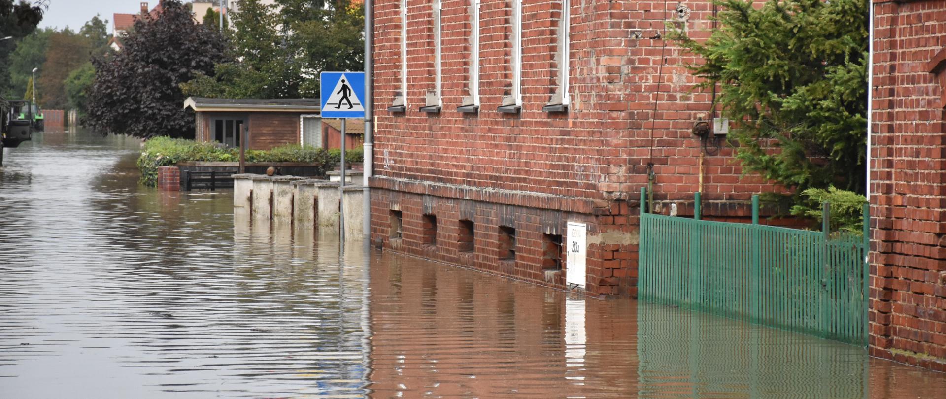 Ulica zalana w wyniku powodzi