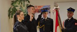 Zdjęcie przedstawia nowych funkcjonariuszy składających ślubowanie na sztandar Komendy Powiatowej PSP