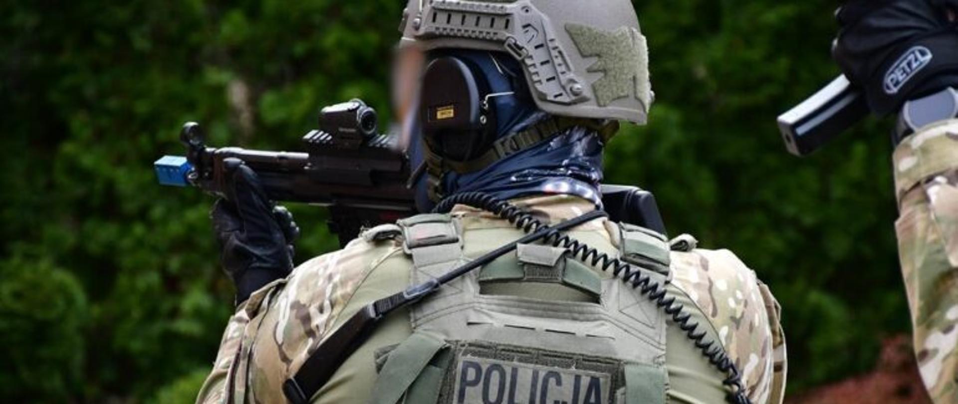 Zdjęcie przedstawia policjanta