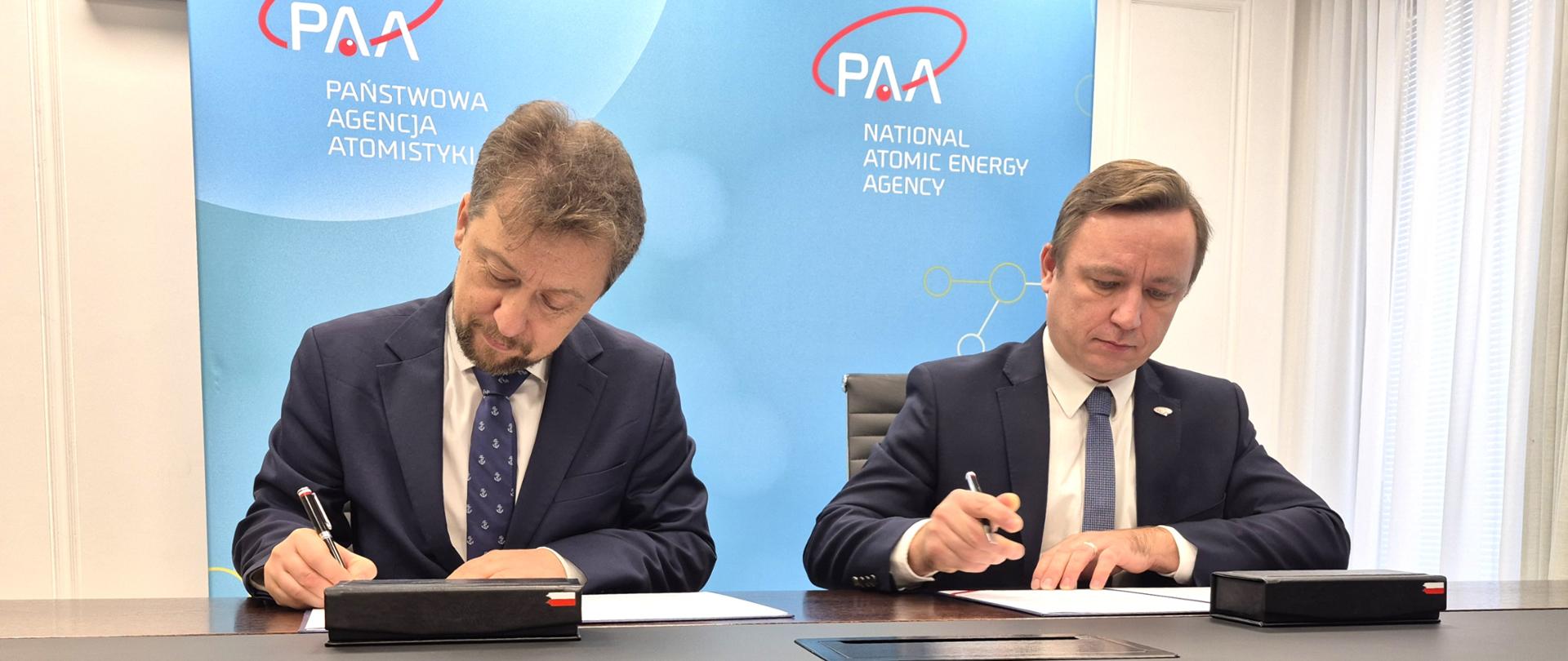 Na zdjęciu widoczny jest Andrzej Głowacki, Prezes Państwowej Agencji Atomistyki oraz Piotr Otawski, Generalny Dyrektor Ochrony Środowiska podczas podpisywania porozumienia.