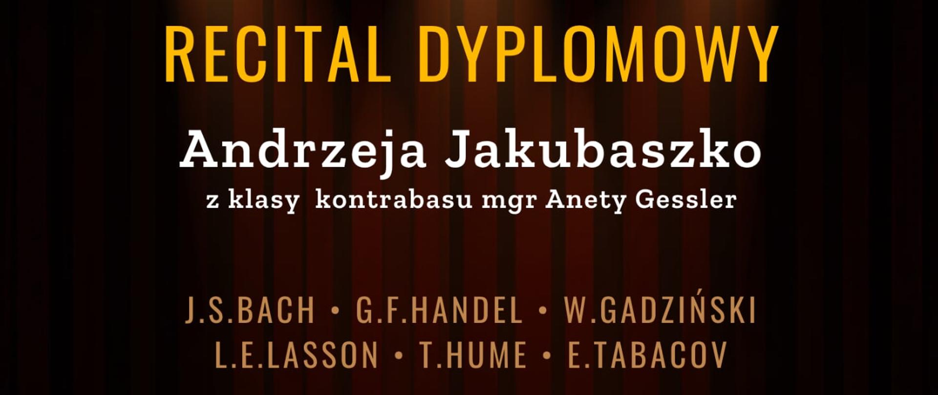 Pionowy plakat stylizowany na ciemną scenę teatralną z czerwoną kurtyną, drewnianą podłogą i snopami światła padającymi z góry. W centrum kompozycji znajduje się okrągłe zdjęcie mężczyzny opierającego się o kontrabas na tle zieleni. Powyżej umieszczono eleganckie, złoto-białe napisy z tytułem „RECITAL DYPLOMOWY Andrzeja Jakubaszko” oraz repertuarem. W lewym górnym rogu widnieje mała, złota ikona kontrabasu ze smyczkiem. Dół plakatu zamyka poziomy, żółty pas z czarnym tekstem informującym o dacie, godzinie i miejscu.