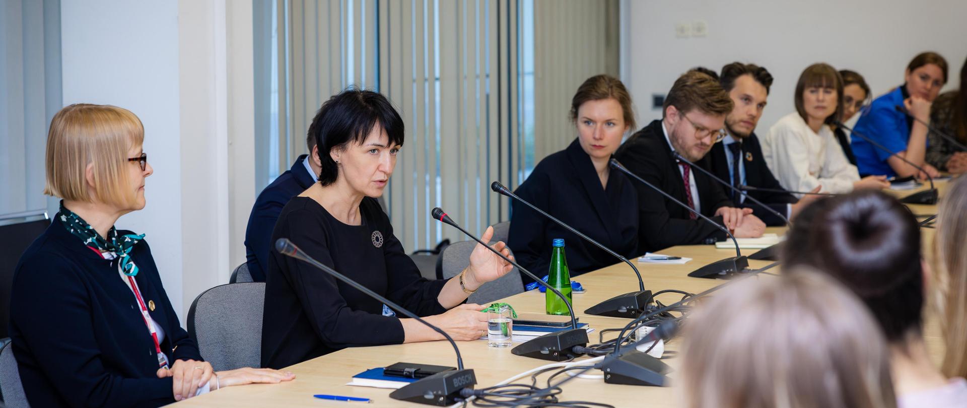 wizyta grupy młodych dyplomatów ze Szwecji wraz z rektorem Akademii Dyplomatów Urlikiem Tiderstromem