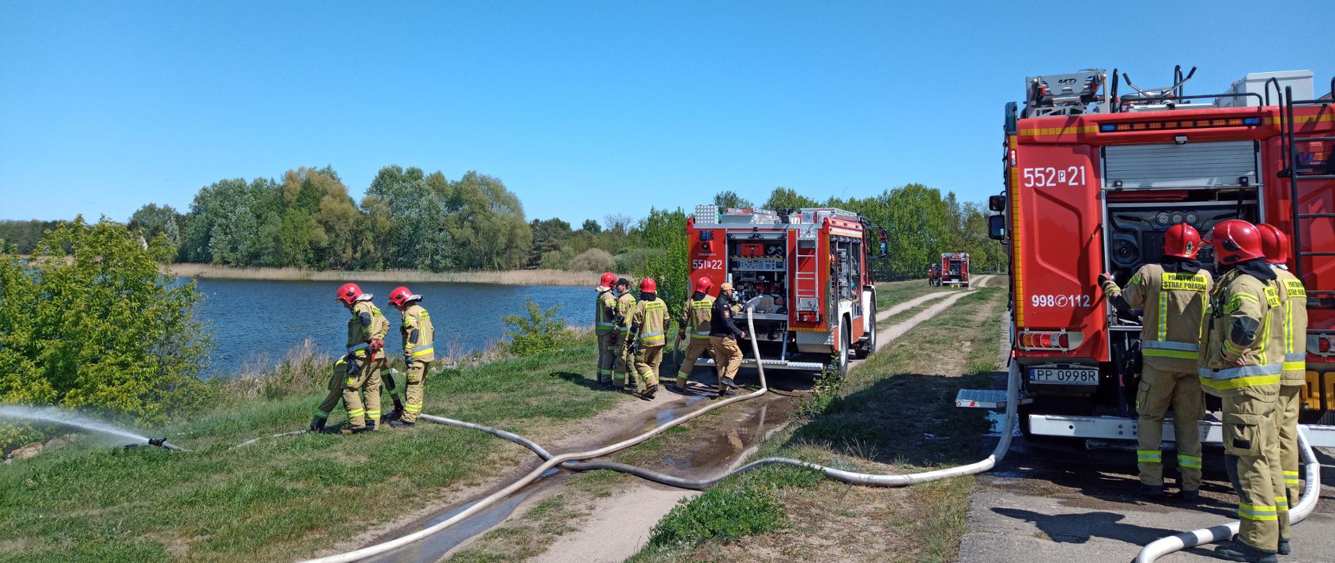 Zdjęcia przedstawiają strażaków w trakcie ćwiczeń z zakresu zaopatrzenia wodnego. 