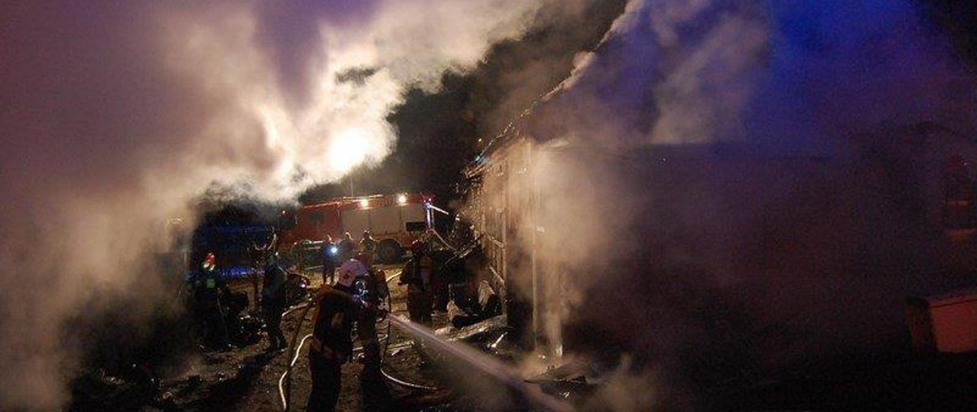 Pożar budynku jednorodzinnego, akcja gaszenia, duże zadymienie 